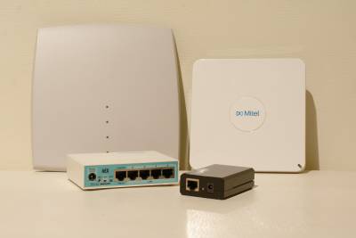  Mitel Antennen, MikroTik Router und TP-Link PoE Injektor